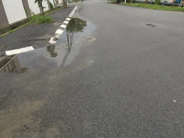 Pozzanghera Vicino Alla Strada Dopo Pioggia — Foto Stock