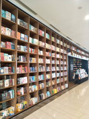 Penang, Malezya. 13 Şubat 2020: Georgetown 'daki Xcess Kitapevi' nde satılık çok sayıda kitap sergileniyor. 