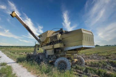 Tarlada Paddy hasat traktörü sahnesi.