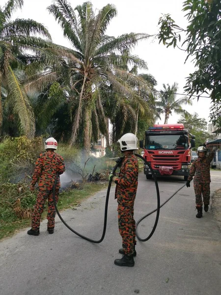 Perak Malasia Marzo 2020 Bomberos Extinguiendo Fuego Con Una Fuerte —  Fotos de Stock