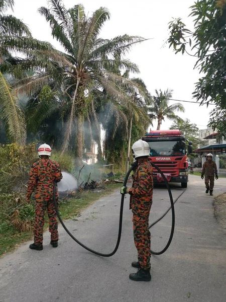 Perak Malasia Marzo 2020 Bomberos Extinguiendo Fuego Con Una Fuerte —  Fotos de Stock