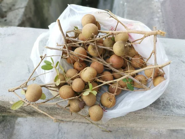 Clusters Van Rijpe Bruine Longanvruchten — Stockfoto