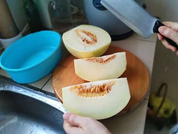 Cortando Melón Maduro Por Lavabo Cocina — Foto de Stock