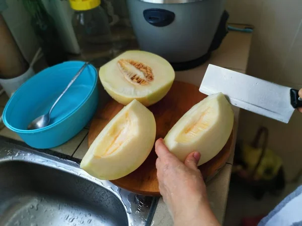 Snijden Rijpe Honing Meloen Door Keuken Bekken — Stockfoto