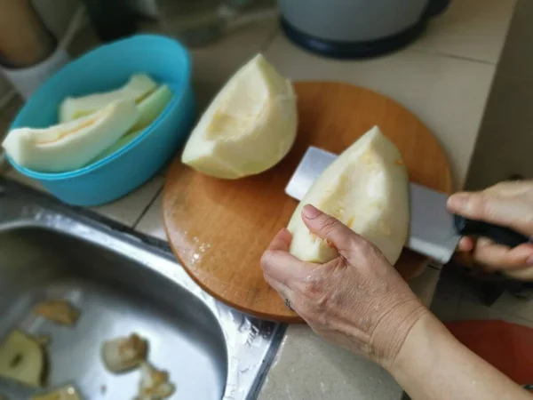 Κοπή Ώριμο Πεπόνι Μέλι Από Λεκάνη Της Κουζίνας — Φωτογραφία Αρχείου