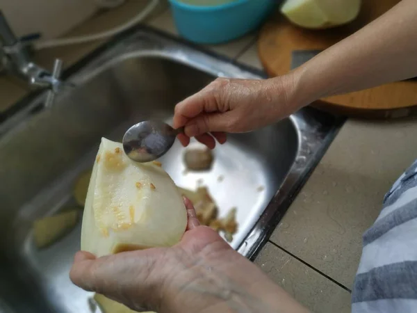 Corte Melão Maduro Pela Bacia Cozinha — Fotografia de Stock