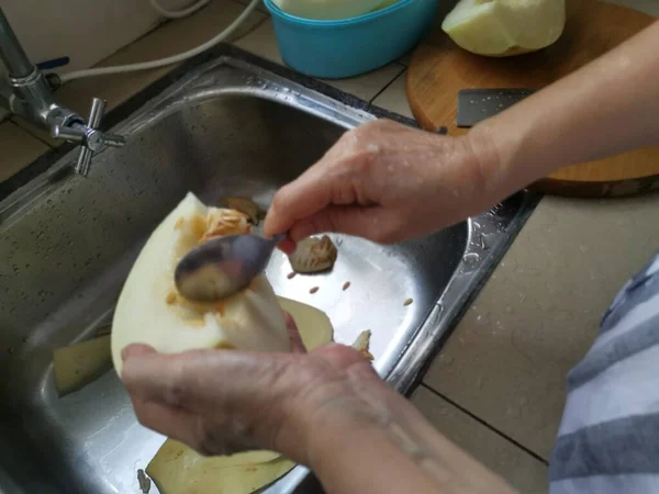 Snijden Rijpe Honing Meloen Door Keuken Bekken — Stockfoto