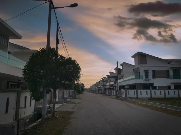 Langit Dini Hari Daerah Perumahan Perkotaan — Stok Foto