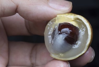 Olgun kahverengi tatlı longan meyvesi