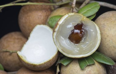 Olgun kahverengi tatlı longan meyvesi