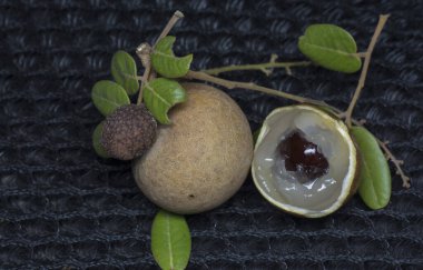 Olgun kahverengi tatlı longan meyvesi