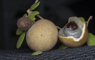 Olgun kahverengi tatlı longan meyvesi