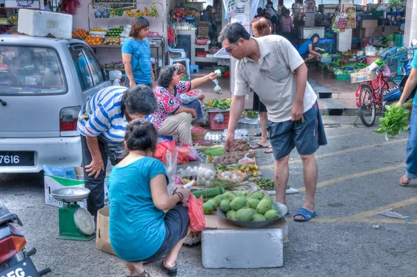 マレーシアのパーク 2020年2月30日 カンポン島中央市場で朝の食事とマーケティングでにぎわうアジア市場通り周辺の様子 — ストック写真