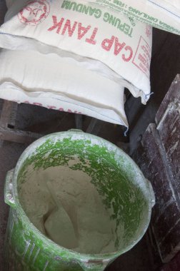 Perak, Malezya. 25 Ocak 2020: Kampong Koh kasabasındaki Foo Chow halkının buğday unlu şehriyesini yapma sanayisi sahnesi