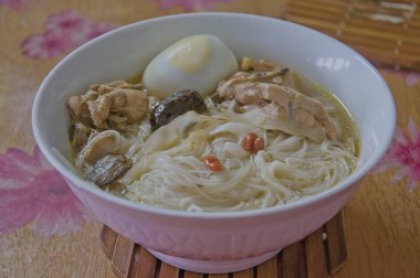 Lezzetli foo chow tavuk kırmızı şarap buğday unu şehriye çorbası