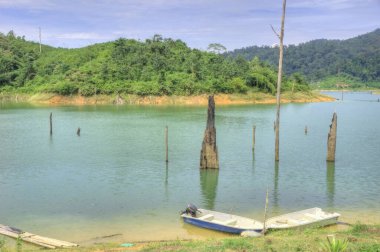 Gölün çevresindeki güzel manzara