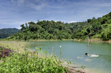 Gölün çevresindeki güzel manzara