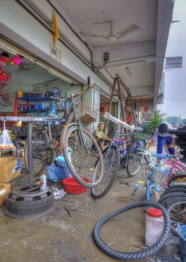 Perak, Malezya. 29 Şubat 2020: Ah Leong Bisiklet Dükkanı 'nda eski bisikletleri tamir eden Asyalı bir bisikletçinin tipik sahnesi.