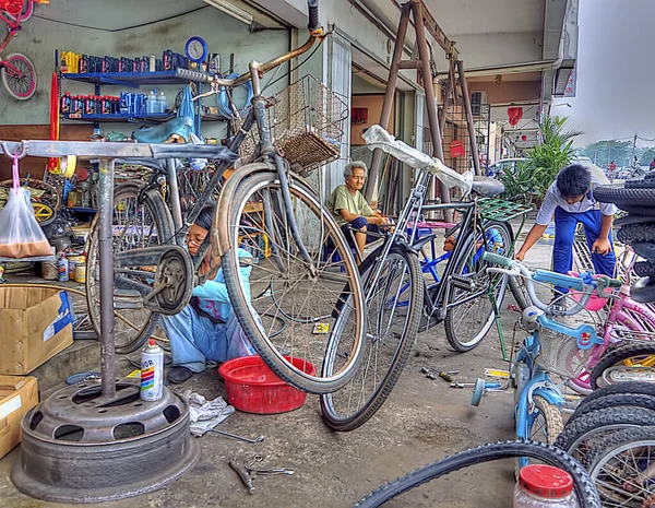 말레이시아 자전거 가게에서 자전거 수리하는 아시아 자전거 가게의 전형적 Koh — 스톡 사진