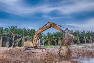 Perak, Malezya. 20 Ocak 2020: Taman Suria Mas, Kampong Koh 'taki inşaat sahasında ağır araçların taşındığı yer.