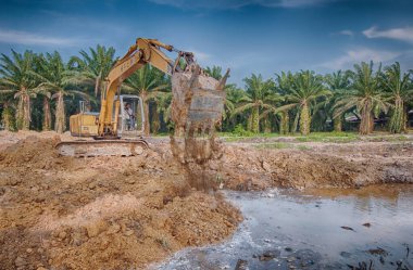 Perak, Malezya. 20 Ocak 2020: Taman Suria Mas, Kampong Koh 'taki inşaat sahasında ağır araçların taşındığı yer.