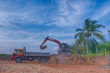 Perak, Malezya. 20 Ocak 2020: Taman Suria Mas, Kampong Koh 'taki inşaat sahasında ağır araçların taşındığı yer.
