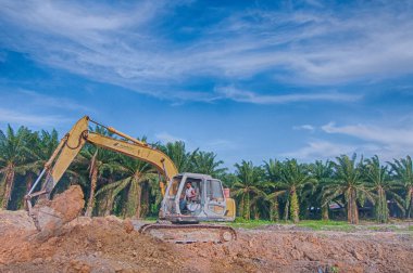 Perak, Malezya. 20 Ocak 2020: Taman Suria Mas, Kampong Koh 'taki inşaat sahasında ağır araçların taşındığı yer.