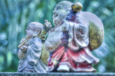 Gülen kel Buda heykelciği.