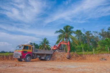 Perak, Malezya. 20 Ocak 2020: Taman Suria Mas, Kampong Koh 'taki inşaat sahasında ağır araçların taşındığı yer.