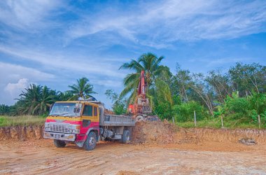 Perak, Malezya. 20 Ocak 2020: Taman Suria Mas, Kampong Koh 'taki inşaat sahasında ağır araçların taşındığı yer.