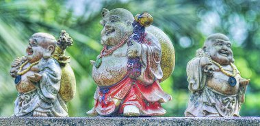 Gülen kel Buda heykelciği.