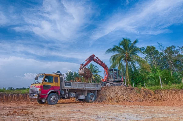 Perak, Malezya. 20 Ocak 2020: Taman Suria Mas, Kampong Koh 'taki inşaat sahasında ağır araçların taşındığı yer.