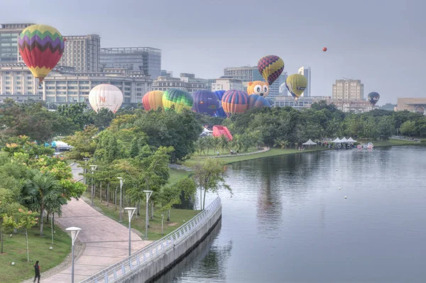 Putrajaya Malaysia March 2019 색상의 열기구들 호수를 가로지르며 비행하다 2010 — 스톡 사진