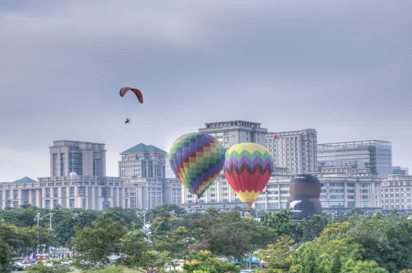 Putrajaya Malaysia Marzo 2019 Colorate Mongolfiere Salgono Volano Attraverso Lago — Foto Stock