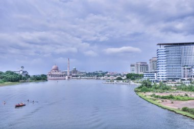Kuala Lumpur, Malezya - 20 Mart 2019. Putrajaya 'daki modern bina ve göl çevresindeki güzel manzara ve aktivite.