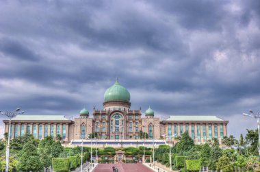 Kuala Lumpur, Malezya - 20 Mart 2019. Putrajaya civarındaki ünlü binaların etrafında kalabalık bir sokak manzarası var..