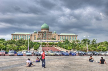 Kuala Lumpur, Malezya - 20 Mart 2019. Putrajaya civarındaki ünlü binaların etrafında kalabalık bir sokak manzarası var..