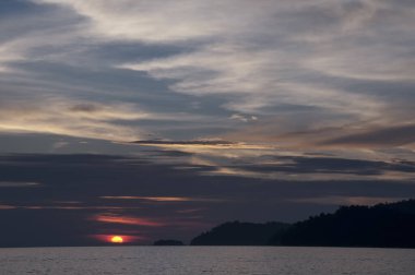 Güneş ufkun ötesinde batıyor.