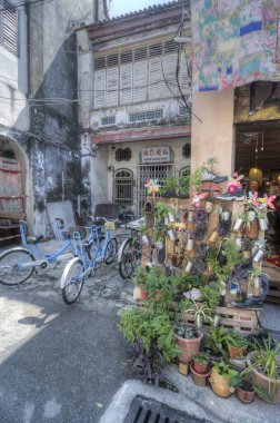 Penang, Malezya. 23 Aralık 2019: Kalabalık turistlerin Georgetown 'daki işlek caddeyi ziyaret edip gezdiği manzara.