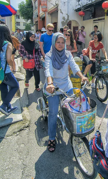 马来西亚槟城 2019年12月23日 乔治城繁忙的街道上挤满了游客的场景 — 图库照片