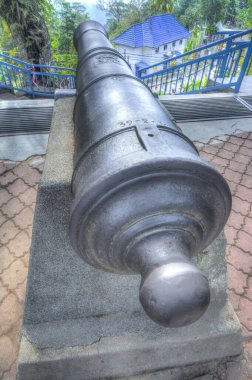 Penang, Malezya. 23 Aralık 2019: Georgetown 'daki Penang Hill' deki turistik merkezin tepesinde eski topçu topları bulundu.