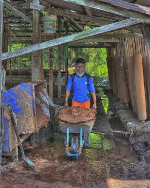 Perak, Malezya. 26 Kasım 2019: New Village Joss Stick Fabrikası 'nda işçinin ve iyinin üretildiği geleneksel yosun çubuğu imalatı çevresindeki sahne, Kg Koh.