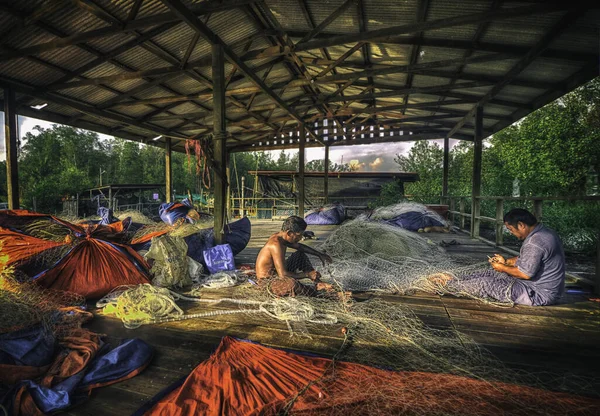 マレーシアのパーク 2020年 平成32年 3月31日 カンポン島カンパール パンジャン 英語版 の漁港で漁網の編み替え 修理が行われる — ストック写真