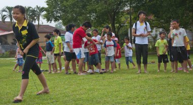 Perak, Malezya. 25 Nisan 2019: Kampong Koh Parkı 'ndaki açık spor gününde eğlenen aile ve çocukların sahne ve aktiviteleri.