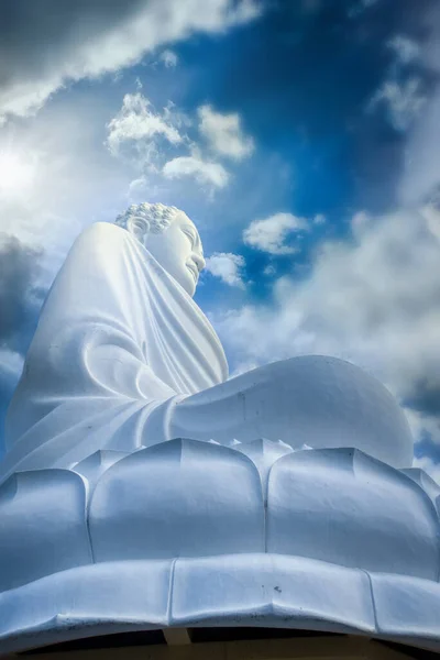 空に対する仏の白い像 — ストック写真