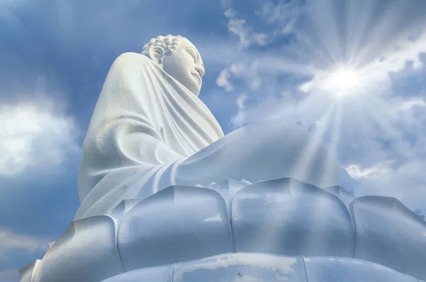 空に対する仏の白い像 — ストック写真