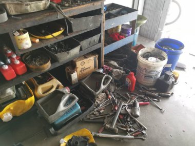 Perak, Malezya. 29 Nisan 2020: Motosiklet Tamir Atölyesi, Kg Koh 'un zemininde birçok çeşit motorsiklet mekanik araç.