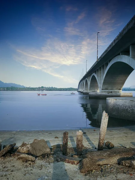 Красивая Погода Вокруг Пересечения Бетонного Моста — стоковое фото