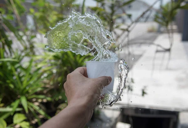 Exprimir Plástico Blando Agua Potable Salpicaduras — Foto de Stock