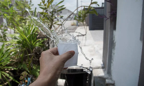 Espremer Plástico Macio Para Cima Água Potável Salpicos — Fotografia de Stock